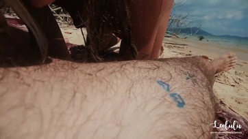 Amatőr párocska hancúrja a tenger vízparton Thumb