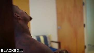 18 esztendős tini ribancot dugnak a fekete bőrű pasasok Thumb