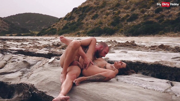 A magamutogató németországi pár csipázza az intim szeretkezést odakint a tengermelléken Thumb