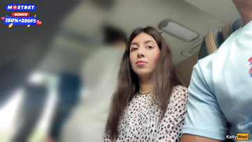 Átült mellém az anonim leányzó a buszon hogy megrángassa az erektált kolbászomat Thumb