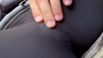 Úgy begerjedt a tüneményes cicus a téren hogy a leggings-ében ugrándozott az erektált fütyülőmön Thumb