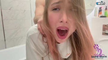 Odatoltam az eres péniszemet a kedves mostoha húgocskámnak a fürdőben majd becsületesen meg is baszarintottam Thumb