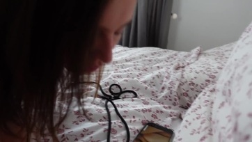 Megkuksiztam a buja mostoha húgicámat önkielégítés közben és beakasztottam a brokimat a seggébe Thumb